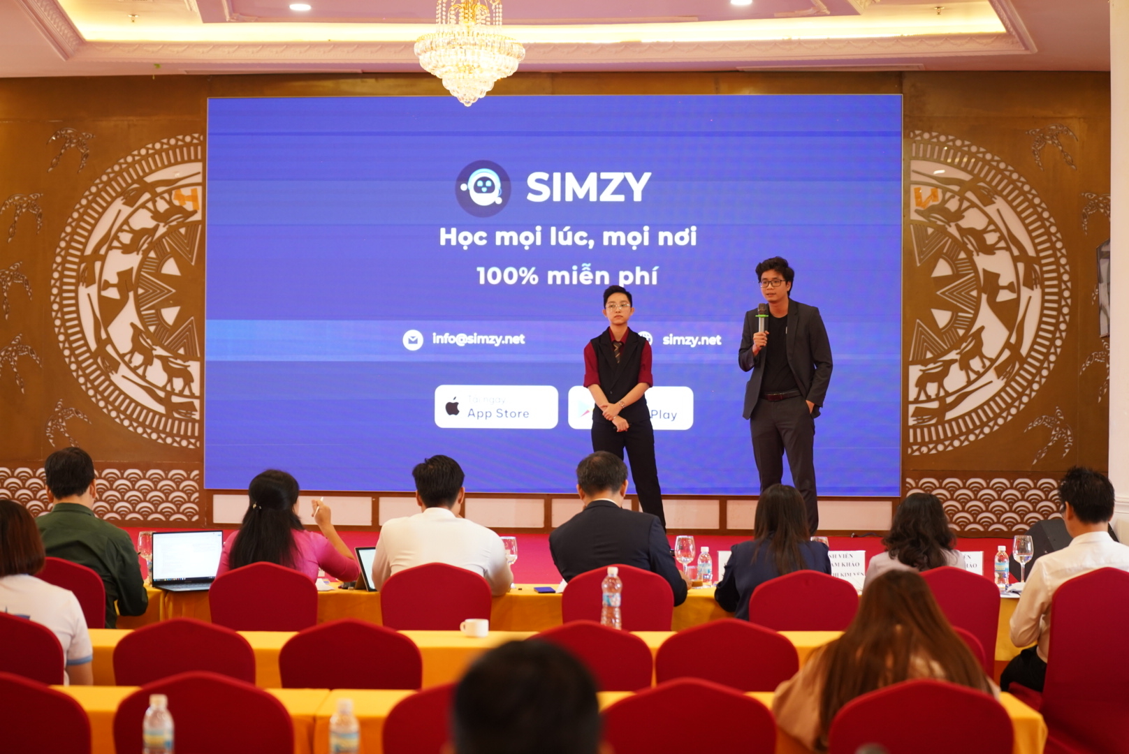 Đội ngũ Simzy hợp tác tại hội nghị